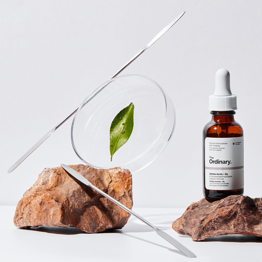 sérum na vodní bázi s aminokyselinami a vitamínem b5 pro hydrataci pleti
